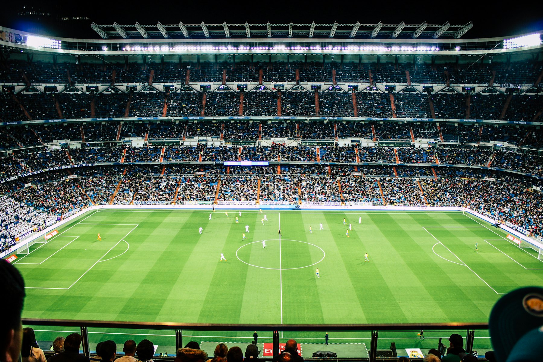Tribunes d'un stade de football pleines